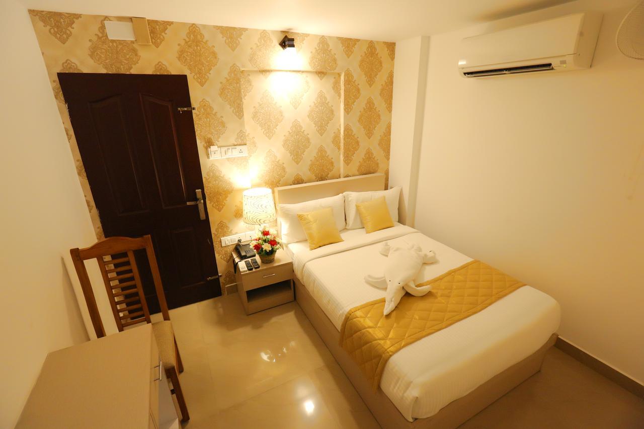 Hotel Swarna Residency Kochi Extérieur photo